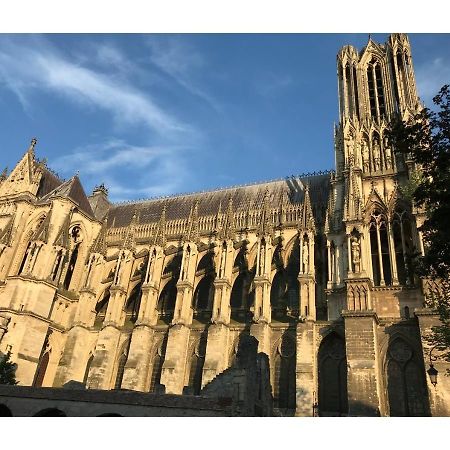 Apartamento Chez la Rég'- Aux pieds de la cathédrale Reims Exterior foto
