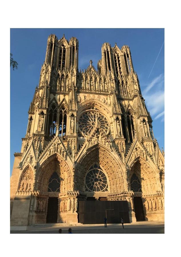 Apartamento Chez la Rég'- Aux pieds de la cathédrale Reims Exterior foto