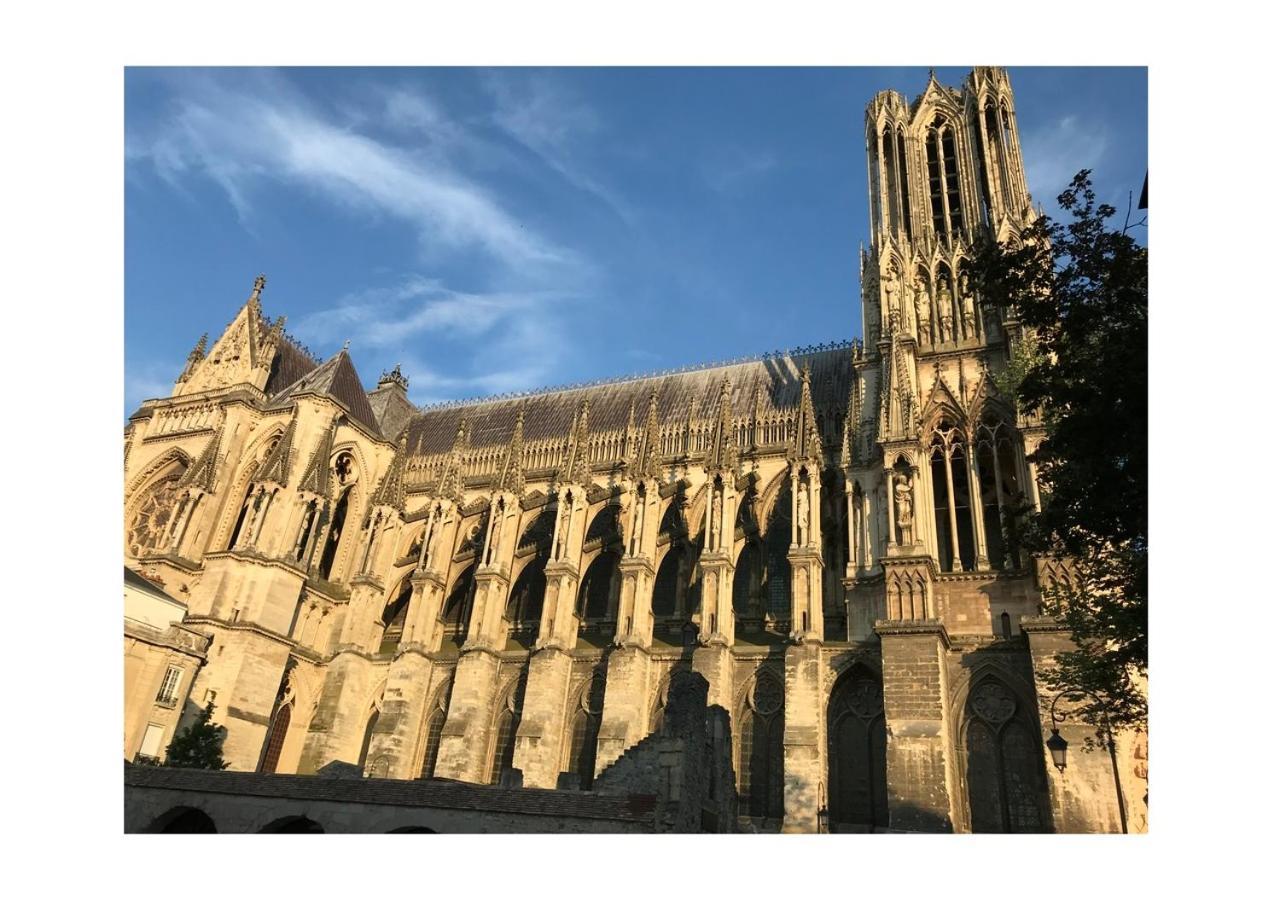 Apartamento Chez la Rég'- Aux pieds de la cathédrale Reims Exterior foto